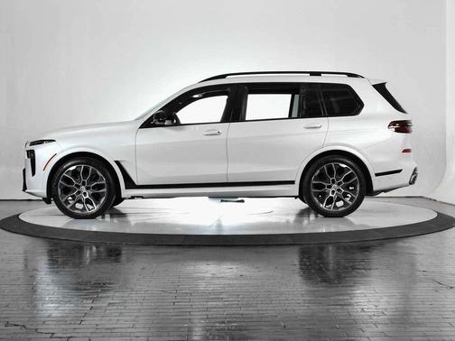 2023 BMW X7 M60i