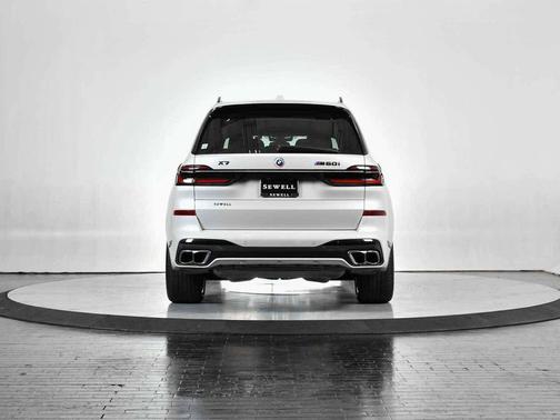 2023 BMW X7 M60i