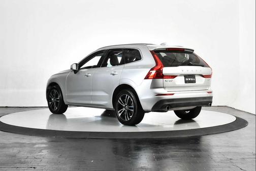 Bright Silver Metallic 2019 Volvo XC60 T6 Momentum