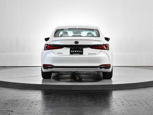 2024 Lexus ES 300h F SPORT Handling