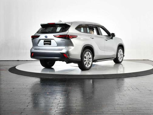 Celestial Silver Metallic 2024 Toyota Highlander Hybrid Limited