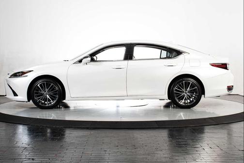 Eminent White Pearl 2024 Lexus ES 250 Base