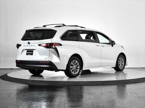 2022 Toyota Sienna XLE 8 Passenger