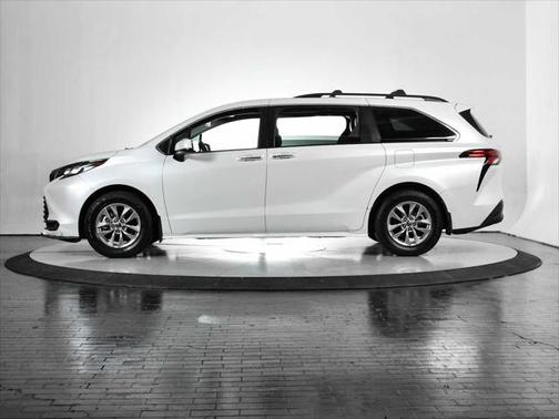 2022 Toyota Sienna XLE 8 Passenger