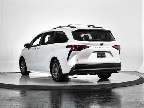 2022 Toyota Sienna XLE 8 Passenger