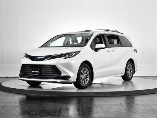 2022 Toyota Sienna XLE 8 Passenger