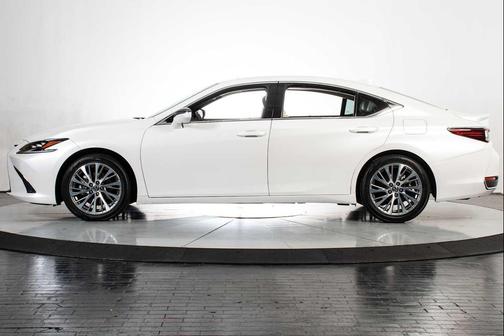 Eminent White Pearl 2023 Lexus ES 300h Ultra Luxury