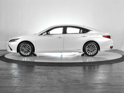 Eminent White Pearl 2022 Lexus ES 300h Ultra Luxury