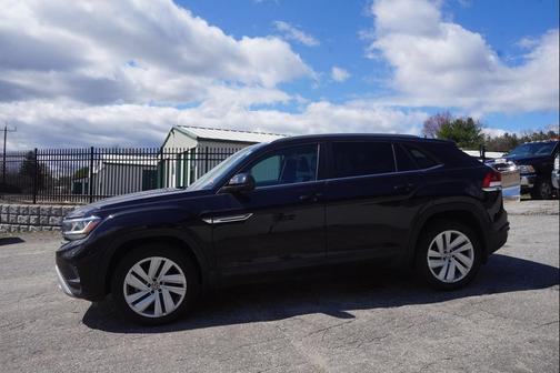 Deep Black Pearl 2022 Volkswagen Atlas Cross Sport 3.6L V6 SE w/Technology