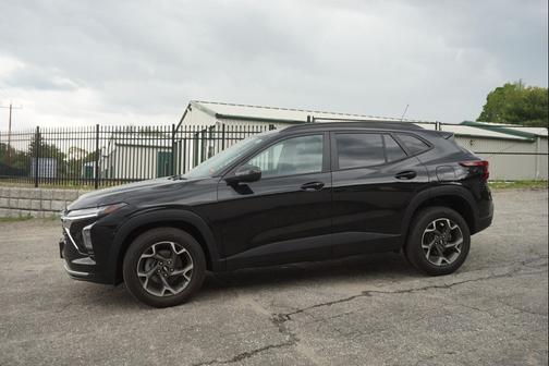 Mosaic Black Metallic 2024 Chevrolet Trax LT