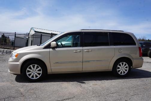 Photo 4 of 19 of 2014 Chrysler Town & Country Touring