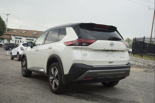 Pearl White Tricoat/Super Black 2023 Nissan Rogue SL