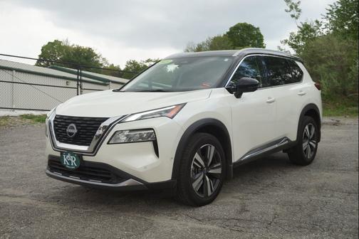 Pearl White Tricoat/Super Black 2023 Nissan Rogue SL