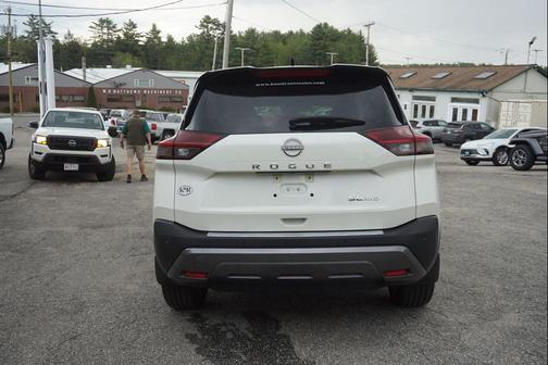 Pearl White Tricoat/Super Black 2023 Nissan Rogue SL