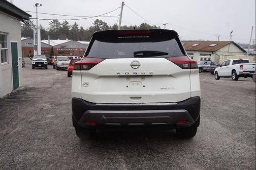 Pearl White Tricoat/Super Black 2023 Nissan Rogue SL