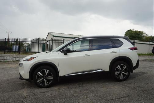 Pearl White Tricoat/Super Black 2023 Nissan Rogue SL