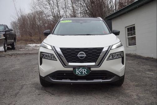 Pearl White Tricoat/Super Black 2023 Nissan Rogue SL