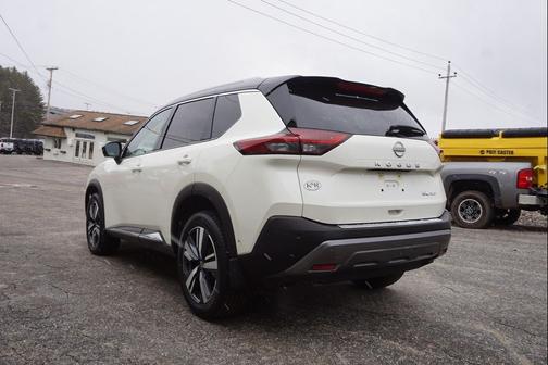 Pearl White Tricoat/Super Black 2023 Nissan Rogue SL