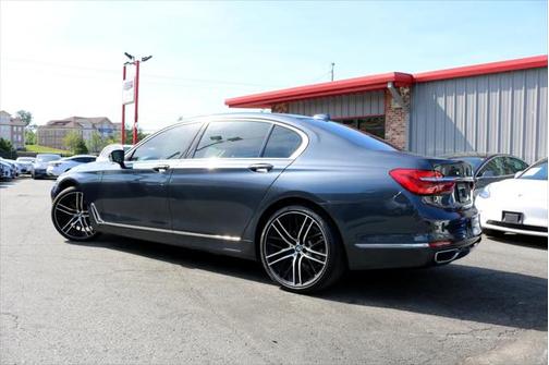 2016 BMW 740 4dr Sdn 740i RWD