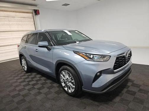 Moon Dust 2021 Toyota Highlander Limited