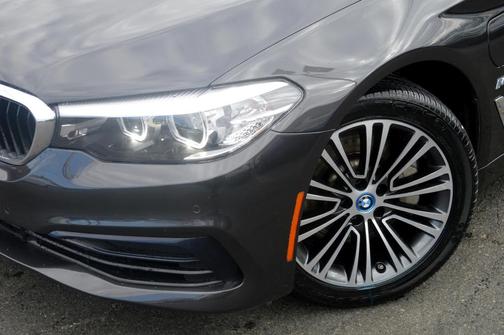 Photo 4 of 22 of 2019 BMW 530e iPerformance