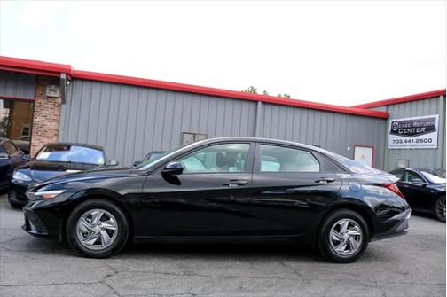 2024 Hyundai ELANTRA SE