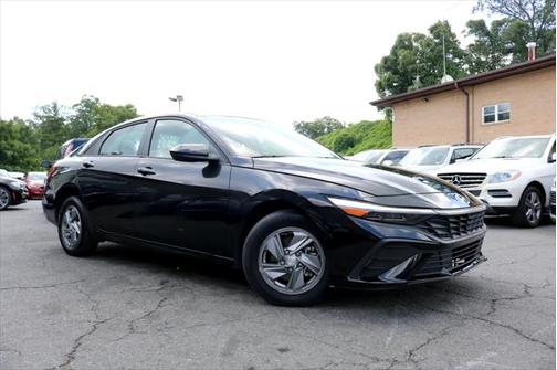 2024 Hyundai ELANTRA SE