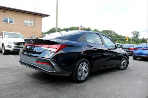2024 Hyundai ELANTRA SE