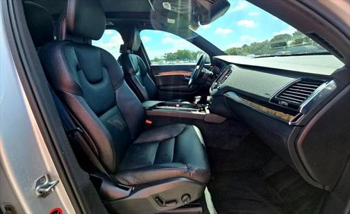 2017 Volvo XC90 T6 Momentum