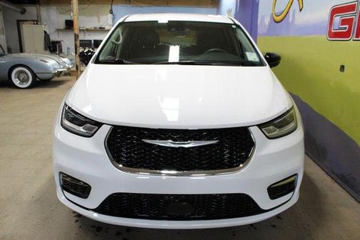 Bright White Clearcoat 2024 Chrysler Pacifica Touring L