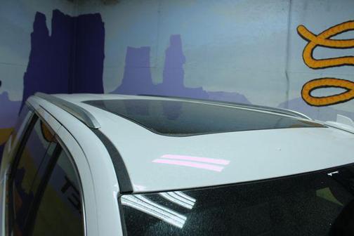 White 2023 GMC Yukon XL SLT