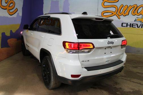 Bright White Clearcoat 2021 Jeep Grand Cherokee Laredo