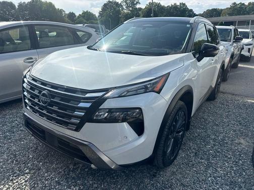 Everest White Pearl/Super Black 2025 Nissan Rogue SL