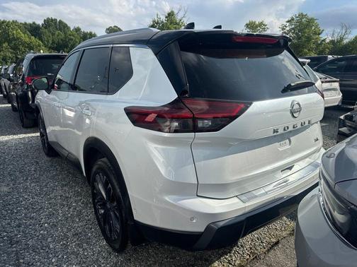 Everest White Pearl/Super Black 2025 Nissan Rogue SL