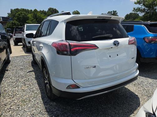 Super White 2018 Toyota RAV4 XLE
