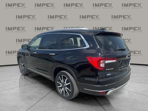 Crystal Black Pearl 2022 Honda Pilot Touring 8-Passenger