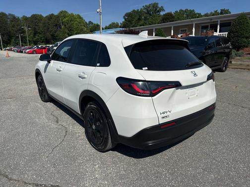 Platinum White Pearl 2023 Honda HR-V LX