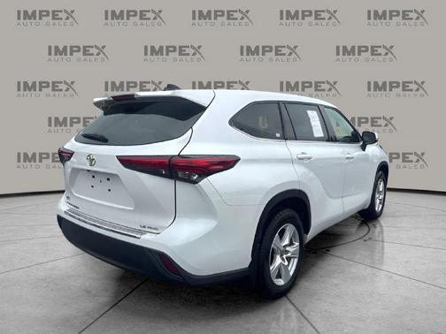 Wind Chill Pearl 2022 Toyota Highlander LE