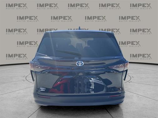 2023 Toyota Sienna LE