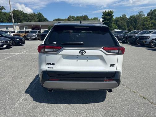 Wind Chill Pearl/Midnight Black Metallic 2025 Toyota RAV4 Hybrid SE