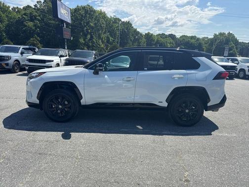 Wind Chill Pearl/Midnight Black Metallic 2025 Toyota RAV4 Hybrid SE