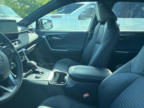 Wind Chill Pearl/Midnight Black Metallic 2025 Toyota RAV4 Hybrid SE