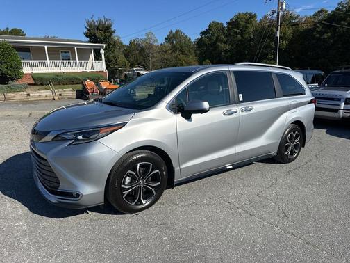 2025 Toyota Sienna Platinum 7 Passenger
