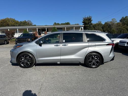 2025 Toyota Sienna Platinum 7 Passenger