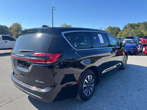 Diamond Black Crystal Pearlcoat 2024 Chrysler Pacifica Hybrid Select