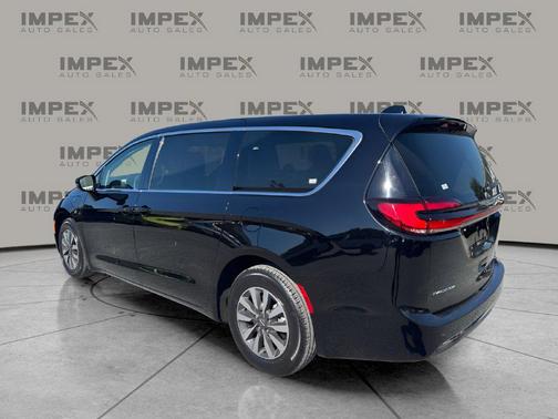 Diamond Black Crystal Pearlcoat 2024 Chrysler Pacifica Hybrid Select