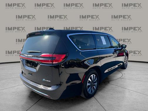 Diamond Black Crystal Pearlcoat 2024 Chrysler Pacifica Hybrid Select