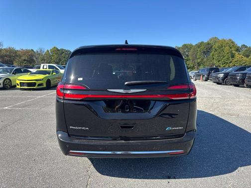Diamond Black Crystal Pearlcoat 2024 Chrysler Pacifica Hybrid Select