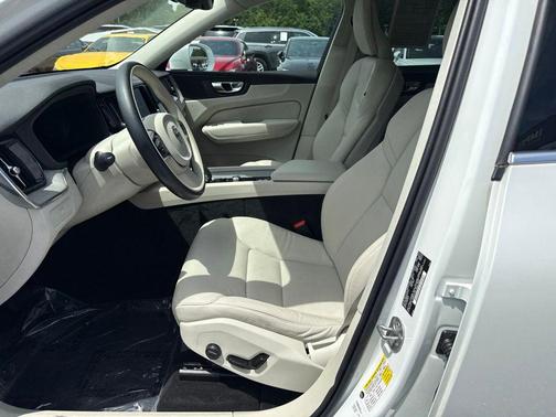 Crystal White Metallic 2023 Volvo XC60 B5 Plus Bright Theme