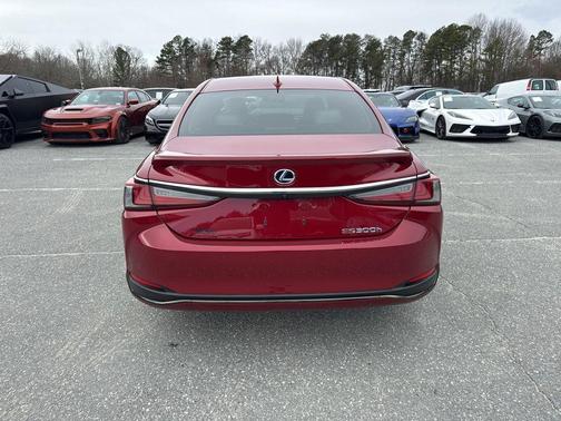 2022 Lexus ES 300h F SPORT